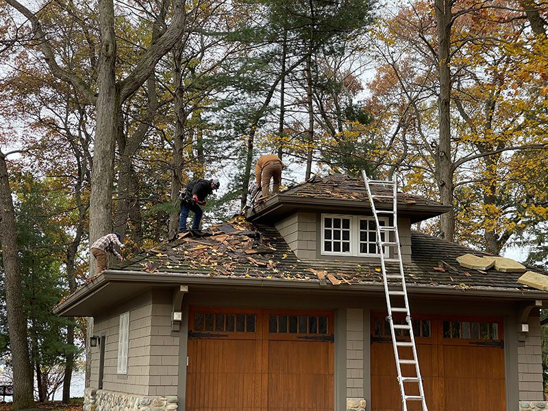 roofing company repairs roof in Nashville, Tennessee